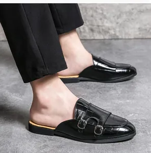Gros plan de mocassins noirs pour hommes, motif crocodile, avec double boucle