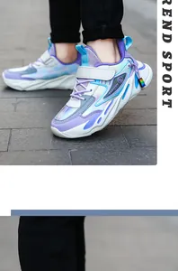Dettaglio di scarpe sportive traspiranti in mesh viola e blu per bambine e ragazze