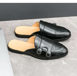 Mules noires pour hommes avec motif crocodile et double boucle, style décontracté.