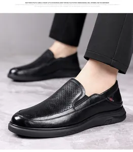 Primo piano dettagliato di mocassini da uomo in pelle nera traforata con design slip-on e suola morbida