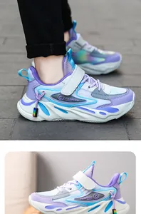 Vista dettagliata delle scarpe sportive traspiranti in mesh viola e blu per bambine