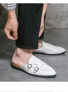 Vue détaillée des mocassins blancs à bride arrière avec effet crocodile pour homme