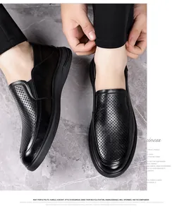 Dettaglio di mocassini da uomo in pelle nera traforata per un look business casual raffinato.