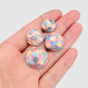 Premium bunte Mosaik-Muschelknöpfe aus Japan auf der Hand zum Nähen präsentiert