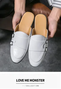 Détail de mules en cuir blanc pour hommes avec motif crocodile et boucles