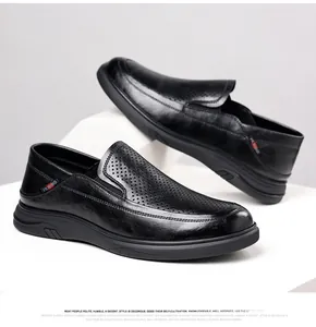 Primo piano di mocassini da uomo in pelle traforata nera con pratico design slip-on