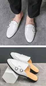 Mules blanches pour hommes à motif crocodile, mocassins d'été confortables et chic.