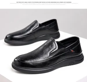 Dettaglio dei mocassini in pelle nera traforata traspirante con design slip-on premium