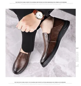Primo piano di mocassini traspiranti da uomo in pelle marrone in stile casual