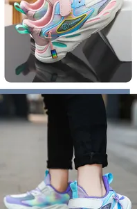Dettaglio di sneaker da bambina traspiranti con suole spesse e colorate