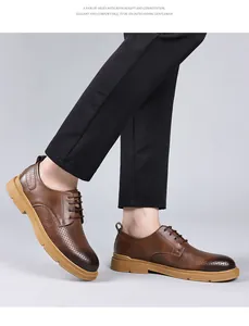 Detail van ademende bruine heren oxford schoenen met een flexibele rubberen zool.