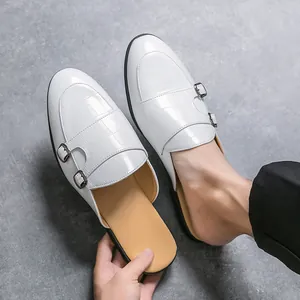 Élégantes mules blanches pour hommes à motif crocodile avec doubles boucles métalliques