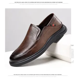 Dettaglio di mocassini slip-on in pelle marrone traforata con design traspirante.