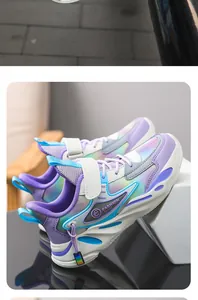 Dettaglio ravvicinato di scarpe da ginnastica in mesh traspirante viola per bambine