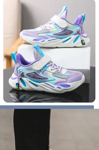 Vista laterale dettagliata delle sneakers in mesh sfumato viola traspirante per ragazze