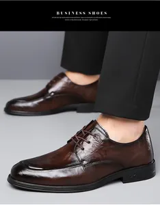 Dettaglio delle scarpe eleganti da uomo in pelle marrone con una finitura lucida e raffinata.