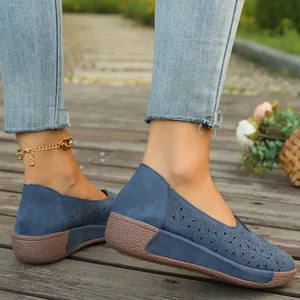 Vista dettagliata di ballerine blu da donna con motivo a fiori traforati ed eleganti