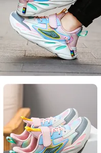 Dettaglio ravvicinato di sneakers in mesh sfumato per bambine con cinturino a strappo
