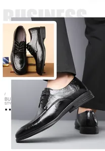 Primo piano di scarpe stringate in pelle nera da uomo per affari con suola morbida