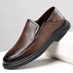 Mocassini da uomo in pelle traforata marrone con un design slip-on comodo e leggero