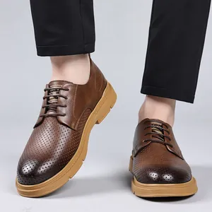 Stijvolle herenschoenen van bruin leer, ademend met uitgesneden ontwerp en dikke zolen.
