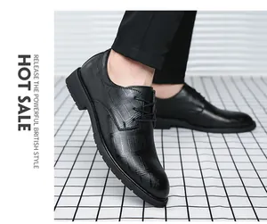 Primo piano di scarpe in pelle stile britannico nere con elegante motivo testurizzato