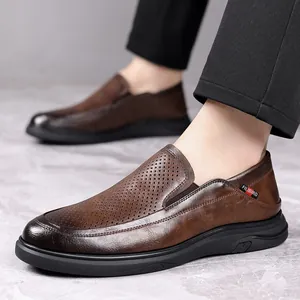 Mocassini in pelle traforata marrone da uomo, scarpe slip-on comode per il lavoro e il tempo libero