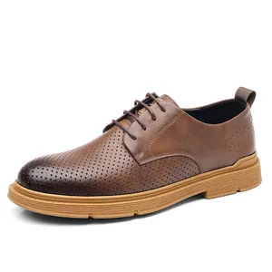 Klassieke bruine geperforeerde leren herenschoenen met ademend hol design en duurzame zool