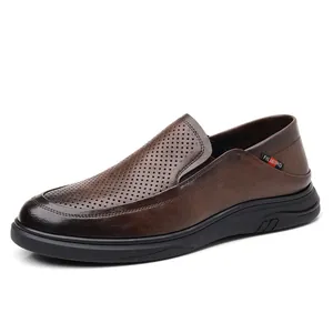 Mocassini slip-on in pelle traforata marrone da uomo, design traspirante