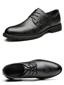 Viste dall'alto e laterale di eleganti scarpe stringate nere da uomo con motivo coccodrillo