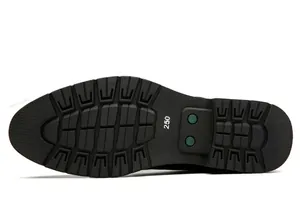 Dettaglio della suola in gomma antiscivolo per scarpe eleganti da uomo in pelle nera