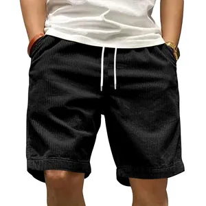 Vue détaillée du tissu et de la texture en velours côtelé noir de ce short pour homme.