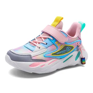 Sneakers sportive traspiranti da bambina con una vivace sfumatura arcobaleno e rosa