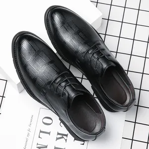 Eleganti scarpe da uomo in pelle nera goffrata coccodrillo per affari e matrimoni