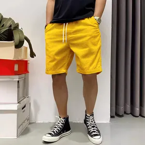 Détail du short cargo en velours côtelé jaune avec cordon de serrage sur le modèle