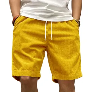 Détail rapproché du short en velours côtelé jaune vintage avec cordon de serrage blanc