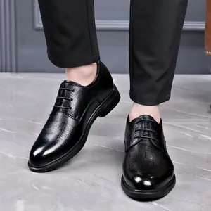 Scarpe eleganti in pelle nera da uomo con motivo strutturato per affari e cerimonie nuziali