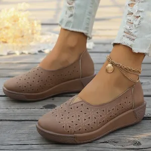 Eleganti scarpe slip-on marroni da donna con intagli, punta tonda e suola a zeppa