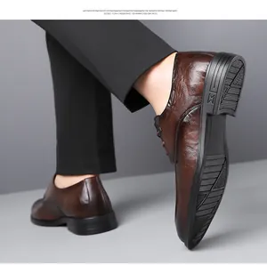 Primo piano dettagliato di scarpe stringate in pelle marrone con suola in gomma resistente