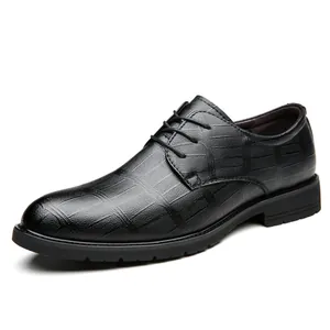 Eleganti scarpe da lavoro uomo in nero con una raffinata trama a motivo coccodrillo