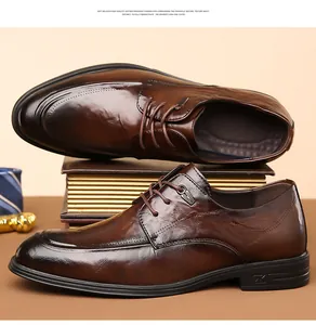 Primo piano dettagliato di scarpe da lavoro in pelle marrone di alta qualità da uomo.