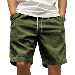 Vue détaillée de haute qualité d'un short en velours côtelé vert olive pour homme.