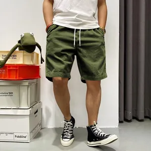 Vue détaillée d'un short en velours côtelé vert pour homme au style rétro américain