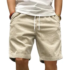 Détail rapproché d'un short en velours côtelé beige pour homme, style workwear rétro.