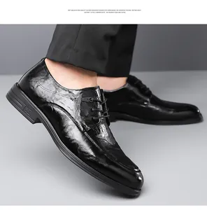 Primo piano di scarpe stringate in pelle verniciata nera con finitura lucida elegante.