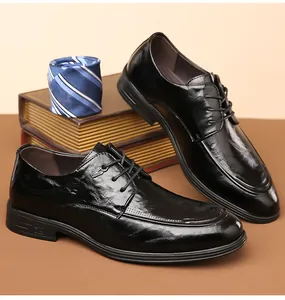 Eleganti scarpe in pelle nera con cravatta e libro per uno stile business