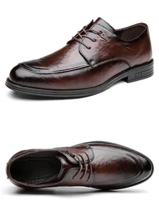 Viste dettagliate di scarpe classiche in pelle marrone per ufficio e occasioni formali.