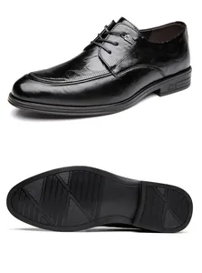 Vista dettagliata delle scarpe oxford in pelle nera da uomo con suola antiscivolo