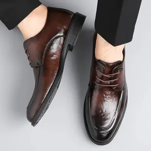 Scarpe stringate da uomo in pelle marrone scuro sfumato, ideali per occasioni formali