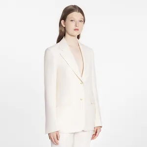 Eleganter cremefarbener Damenblazer mit hochwertigen Knöpfen aus weißem Perlmutt